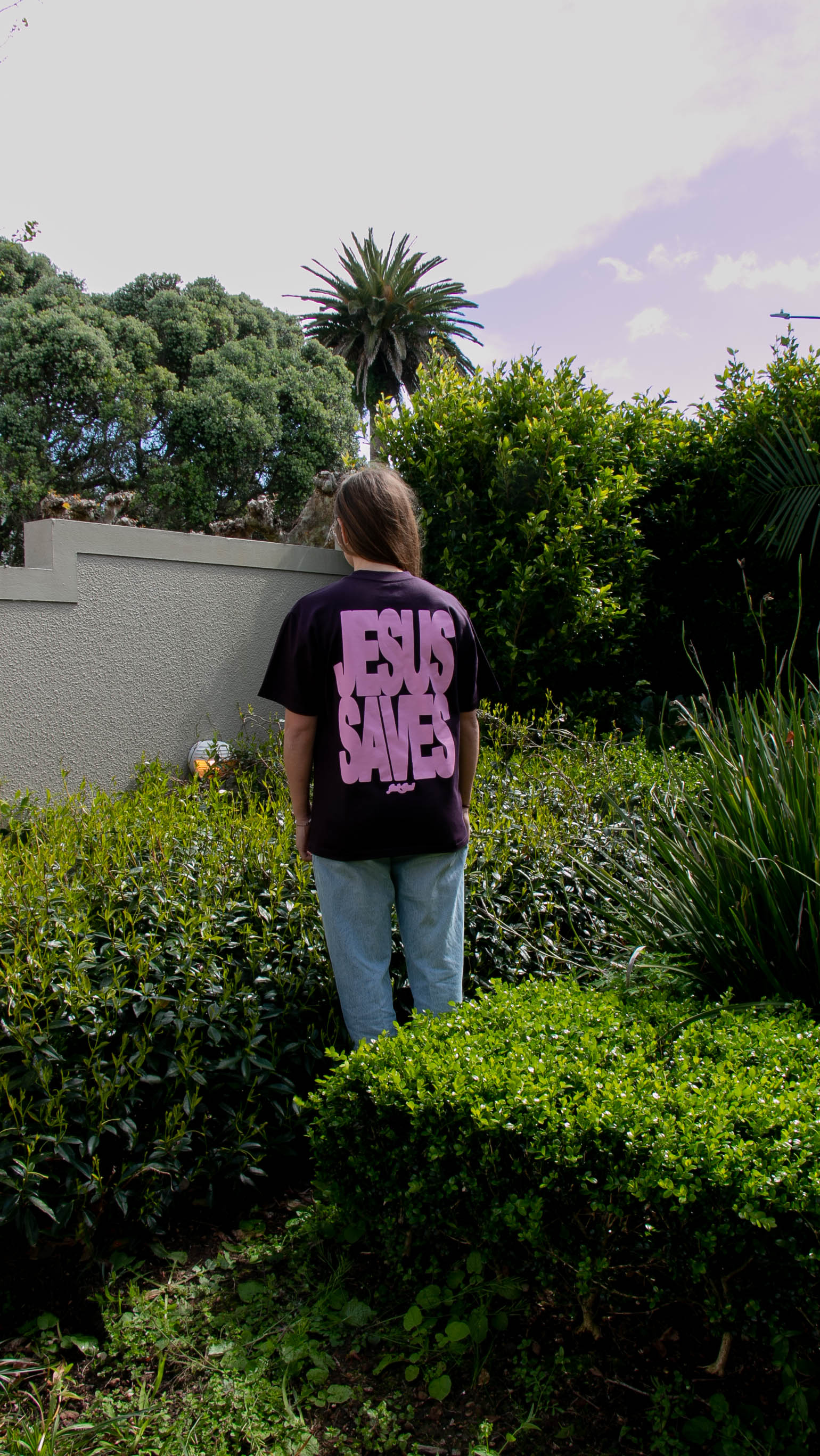 JESUS SAVES TEE - PLUM